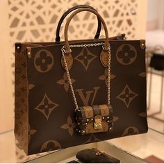 Louis Vuitton Taschen, Designer Handbags Louis Vuitton, Sac Louis Vuitton, Best Designer Bags, Handbags Louis Vuitton, Chanel Cruise, Atelier Versace, Replica Designer Handbags, Lv Bags