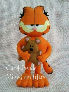 an orange stuffed animal holding a teddy bear in it's arms with the caption, carol devide munes en feltro