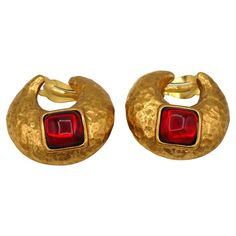 YVES SAINT LAURENT vintage textured gold tone crescent shape clip-on earrings embellished with a red resin cabochon. Embossed YSL Made in France. Indicative measurements : height approx. 3.5 cm (1.38 inches) / max. width approx. 3.5 cm (1.38 inches). Weight per earring : approx. 17 grams. Material : Gold tone metal hardware / Resin. NOTES - This is a preloved vintage item, therefore it might have imperfections. - Colors may differ slightly from actual product appearance due to differences in lig Ysl Vintage, Saint Laurent Vintage, Resin Cabochon, Crescent Shape, Vintage Texture, Gold Texture, Metal Hardware, Gold Tone Metal, Vintage Earrings