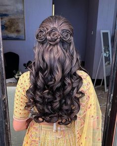 Co Bride Hairstyle Indian, Hairstyles For Bridal Lehenga, Braidsmaid Hairdo, Maxi Hairstyles, Open Hairstyles Indian Wedding Lehenga, Free Hair Hairstyles For Lehenga, Hairstyles For Lehenga Indian Weddings, Hairstyle For Wedding Indian, Engagement Hairstyles For Lehenga