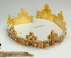 Reliquary Crown with thorns from the crown of Christ 1219AD. Æ 20,7 cm. H. 3.3 cm & 7.5 cm Treasury of Namur Cathedral, formerly treasury of St. Aubin, Inv. n° 4 The Crown consists of eight pieces set with precious stones, connected by hinges and set with fleurs-de-lys. The thorns are in little containers. This crown is West-European in style and was probably made in the region of the Meuse. Medical Pattern, Louis Ix Of France, Iron Crown, Coronation Robes, Medieval Ages, Georgian Jewelry, Historical Reenactment