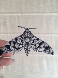 Tattoo Papillon, Tato Tradisional, Tattoo Zeichnungen, Geniale Tattoos, Moth Tattoo, Sternum Tattoo, Wolf Tattoos, Eye Tattoo, Tattoo Life