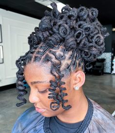 Short Loc Updo Styles, Curled Locs, Dreadlock Hairstyles For Women, Locs Updo, Curls Products, White Girl Dreads, Small Dreads, Loc Updo, Blonde Dreadlocks