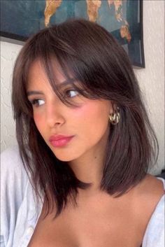 Sholdure Length Hair With Curtain Bangs, Layers On Short Hair Straight, Short Hair Subtle Layers, Dark Brown Bob With Curtain Bangs, Short Brunette Hairstyle Women, Haircut Ideas Shoulder Length With Bangs, Short Bob Hairstyles Layered, Long Bob Straight Hair Shoulder Length, Short Dark Brown Hair Round Face