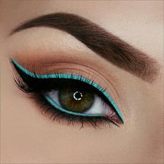 Gorgeous use of our Matte Liquid Liner with this pop of blue from IG @vanyxvanja! Eyeliner Cat, Double Eyeliner, Make Up Designs, Eyeliner Tips, Video Makeup, Makeup Eye Looks, Eyeliner Looks