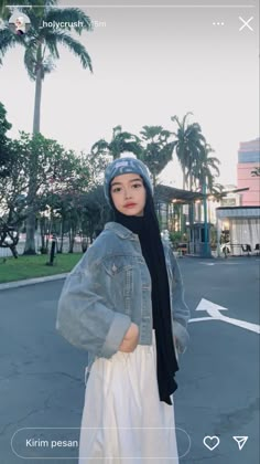 Beanie Hat: Arsel Rembrandt | Oversized Ripped Jacket/ James Jacket: Hip&Tell | Robin Skirt: byneeth Beanie Hijab Style, Hijabi Jacket Outfit, How To Wear Beanies, Beany Hats Outfit, Denim Jacket Outfit Hijab, Hijab With Beanie, Beanie Hijab, Beanie Outfit Aesthetic, Hijab Beanie