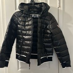 Black Guess Jacket Size Small Never Worn Without Tags Guess Jacket Women, Guess Puffer Jacket Women, Puffer Guess, Guess Outfit, Guess Clothing, Guess Jacket, Puffer Jacket Women, Woman Colour, Pretty Outfits