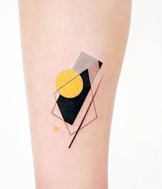 a tattoo on the leg of a woman with geometric shapes and lines around her body