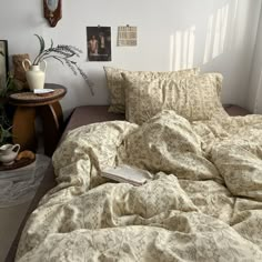 Vintage Inspired Dark Floral Bedding Set / Brown Yellow Late Autumn (Brown Yellow) Small Fitted Autumn Bed, Aesthetic Bedrooms, Classic Duvet Covers, Stylish Bedding, Country Bedding, Floral Bedding Sets, Bed Sheet Sizes, Wall Panels Bedroom, Floral Pillowcase