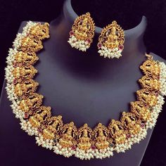 Stunning Temple Jewellery Pieces to Effortlessly Amp Up Your Bridal Look Bridal Necklace Designs, Gold Temple Jewellery, Gold Necklace Indian Bridal Jewelry, Indian Jewellery Design Earrings, Necklaces Gold, Gold Bride Jewelry, Indian Jewelry Sets, Antique Gold Jewelry