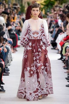 Valentino Spring 2019 Runway - theFashionSpot Valentino Collection, Valentino Fashion, Fashion Advertising, Evening Wear, Paris Fashion Week