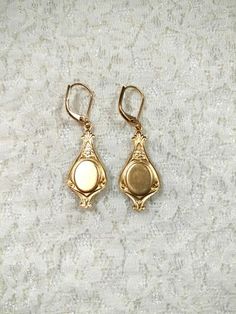 These dainty earrings are reproductions of mourning jewelry worn during the 18th and 19th centuries. They feature black and gold vintage glass and rhinestone cabochons set in vintage style brass stampings.**The back of the earring is hollow; making them super lightweight and comfy to wear. (SEE 2nd PHOTO)During the 18th and 19th centuries anchor jewels were worn as sentiments of hope and steadfastness.These elegant dangle earrings measure 1 3/4 inches long and hang from gold plated lever back ea Jane Austen Jewelry, Anchor Earrings, Edwardian Style, Gilded Age, Edwardian Fashion, Dainty Earrings, Style Earrings, Jane Austen, Vintage Style