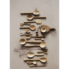 wooden spoons are arranged in the shape of a christmas tree on a gray background