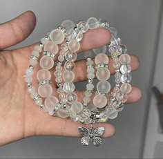 Big Beaded Bracelets Aesthetic, Clear Bracelet Ideas, Aesthetic Crystal Bracelet, Pretty Bracelets Aesthetic, Bracelets Baddie, Clear Beaded Bracelets, Cute Bracelets Ideas Beads Aesthetic, Cute Glass Bead Bracelet Ideas, Glass Bead Bracelet Ideas Aesthetic