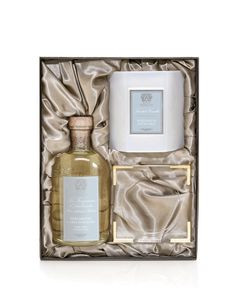 Antica allows you to make your gift giving thoughtful, personalized and luxurious. This exquisite gift set includes a 250ml Home Ambiance Diffuser, a 9oz Hexagonal Candle and our new Acrylic 250ml diffuser tray in a decorative two-piece gift box, perfectly packaged and ready for gift giving. Bergamot & Ocean Aria is a beautiful fragrance inspired by the allure of the ocean and its captivating ambiance. Fresh saltwater notes blend with soft jasmine and lavender while crisp bergamot adds a glisten Lucite Tray, White Spruce, Sage Candle, Elegant Sets, White Lilies, Home Scents, Candle Diffuser