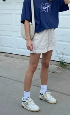 Baggy Sports Wear, Levi’s Tshirt Women Outfit, Retro Sporty Outfits, Summer Outfits California Style, White Baggy Shorts Outfit, Baggy Shorts Women Outfit, Creme Shorts Outfit, Summer Outfit Oversized, Sporty Vintage Outfits