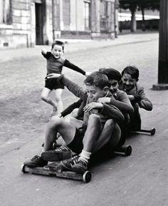 Children In Menilmontant, Paris, France ca. 1952. Sabine Weiss, Robert Doisneau, Black And White Photograph, Foto Art, Photo Vintage, Bw Photo, Vintage Photographs, Vintage Photography, Old Pictures