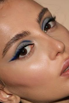 Unique Eyeshadow Looks, Blue Eyeliner Looks, Coloured Eyeliner, Sequin Makeup, Warm Makeup, Blue Eyeshadow Looks, Maquillage On Fleek, Blue Makeup Looks, 20 Makeup