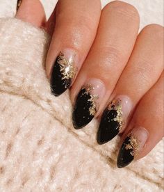 Black And Gold Acrylic Nails Almond, Green Black And Gold Acrylic Nails, Almond Shaped Black And Gold Nails, Black And Gold Nails Oval Shape, Black And Gold Party Nails, Graduation Nails Ideas 2023 Black, 1920 Nail Designs, Black And Gold Round Nails