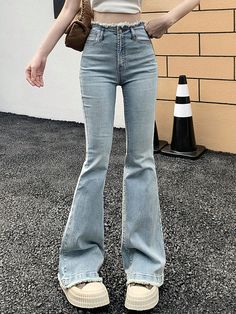 Jeans acampanados ajustados informales y deshilachados para mujer Lavado ligero    Mezclilla Liso Pierna amplia Elástico Alto  Women Clothing, size features are:Bust: ,Length: ,Sleeve Length: Light Wash Flares Outfit, Look Jean, High Waisted Jeans, Flared Jeans, Light Wash Denim, Cute Fits, Kids Beachwear, Long Pants