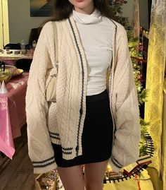 Preppy Mode, Adrette Outfits, Cardigan Y2k, Mode Tips, Retro Sweater, Y2k Sweater, Estilo Preppy, Cardigan Outfits, Mode Inspo