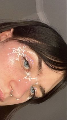 White Graphic Eyeliner Ideas, Cool White Eyeliner Looks, Graphic White Liner, Bubble Eye Makeup, Ethereal Eyeliner, Bubble Eyeliner, White Editorial Makeup, Bubble Makeup Look, White Lashes Make Up