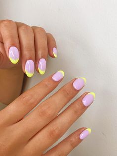 Retro Nails Vintage Simple, Two Toned Purple Nails, Lila Nail Art, Almond Shaped Nails Designs Spring, Nails Amarillo, Neon Gel Nail Designs, Ideas Para Uñas Cortas, Uñas Color Lima, Lila Nails