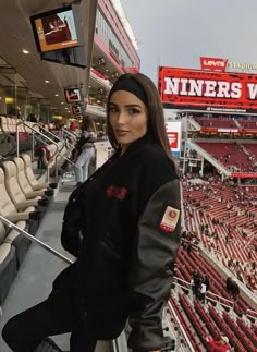 Olivia Culpo Football Game Outfit, Olivia Culpo Game Day Outfits, Football Winter Outfit, Women’s Football Jersey Outfit, Nfl Game Day Outfit Woman Winter, Sport Event Outfit, 49ers Outfit Women, Fall Football Game Outfit For Women, Olivia Culpo Outfits