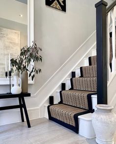 the stairs are decorated with black and white decor