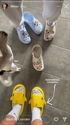 Crocs Inspo Charms, Crocs With Charms Ideas, Aesthetic Crocs, Crocs With Jibbitz, Crocs With Charms, Crocs Slides, Shark Slippers, Crocs Outfit, Baby Boy Hairstyles