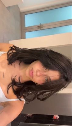 Medium Length Hair With Curtain Bangs Side Part, Butterfly Layered Haircut With Curtain Bangs, Nessa Barret Hair Short, Haircuts Inspo Aesthetic, Med Length Balayage Hair, Nessa Haircut, Shaggy Haircut Medium Length, Medium Length Hair With Layers Thick Wavy, Nessa Short Hair