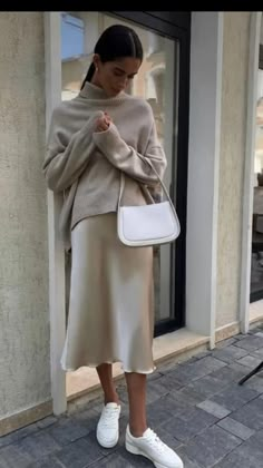 Silk Skirt Outfit, Style Parisienne, Neue Outfits, Money Aesthetic, Skirt Midi, Slip Skirt, Satin Skirt, 가을 패션