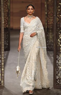 Tarun Tahiliani - India 🇮🇳 Bengali Clothes, Tarun Tahiliani Saree, Bangladeshi Wedding, Silver Outfit, Reception Saree, Silver Outfits, Simple Saree Designs, Wedding Shopping, Saree Style