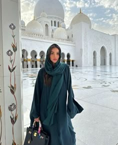 Mosque Photoshoot Ideas, Dubai Hijab Outfit, Dubai Aesthetic Outfits Women, Dubai Outfits Ideas Hijab, Abu Dhabi Mosque Outfit, Outfits For Dubai Vacation For Women, Outfits For Dubai For Women, Dubai Modest Outfits, Dubai Hijab Style