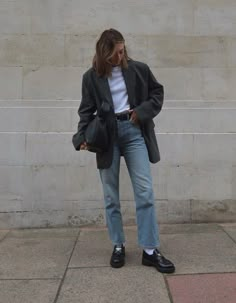 Loafers And Jeans Outfit, Loafers Outfit Aesthetic, Tan Leather Sofa, Outfit Ideas Autumn, Girl Office, Loafers Trend, Chunky Loafer, Prada Loafers