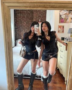 Style Mirror Selfie, Streetwear Pose, Lace Bloomers, Altering Clothes, Harness Boots, Streetwear Fashion Women, Pose Ideas, Date Outfits, Fashion Fits