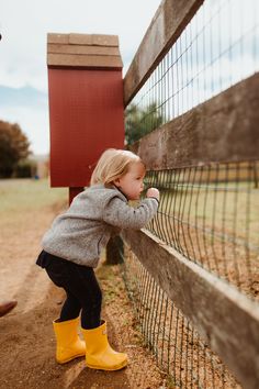 Baby Hunter Boots, Yellow Hunter Boots, Kids Hunter Boots, Boots Steampunk, Outdoorsy Kids, Fashion Snow Boots, Family Photo Outfits Winter, Rainy Day Outfits, Hunter Boots Outfit