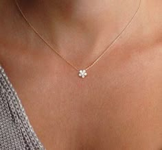 Dantiy Gold Necklace, Pretty Dainty Fine Jewlery, Cute Necklaces Aestheti, Necklaces Dainty, 14k Gold Flower Necklace, Dainty Flower Shaped Jewelry, Dainty White Gold Flower Pendant Necklace, Dainty Yellow Gold Flower Jewelry, Dainty White Gold Flower Necklace