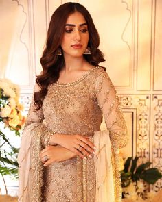 ✨ 𝑬𝒍𝒆𝒈𝒂𝒏𝒕 𝑶𝒇𝒇-𝑾𝒉𝒊𝒕𝒆 𝑪𝒉𝒊𝒇𝒇𝒐𝒏 𝑬𝒏𝒔𝒆𝒎𝒃𝒍𝒆 ✨ Embrace sophistication with our stunning ivory chiffon shirt and dupatta, adorned with exquisite zardozi work. Paired with a delicate off-white gharara, this hand-worked ensemble is perfect for brides seeking a timeless and graceful look. Elevate your bridal wardrobe with this enchanting outfit! #indianbridalwear #bridalgown #nikkahdress #traditionalweddings #bridalinspiration #bridesofpakistan #pakistanibrides #rungmahal Pakistani Gharara Designs, White Gharara, Shaadi Dresses, Pakistani Bridal Couture