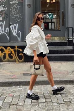 London Summer Outfits 2023, London Street Style Summer 2024, Spring Transition Outfits 2024, Spring Street Style 2024, Chilly Beach Day Outfit, Feminine Spring Outfits, Summer Outfits Nyc, Museum Date Outfit, Spring Transition Outfits