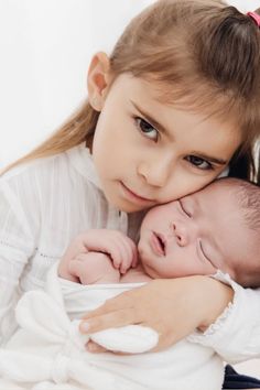 Souvenirs de famille au Studio Amélie Soubrié. Un environnement sécurisé et équipé pour des photos avec votre bébé et en famille. Venez en famille, offrez vous des souvenirs que vous regarderez avec plaisir longtemps.  Studio Amélie Soubrié, spécialiste grossesse et bébé depuis 2010. Studio professionnel à Saint-Cloud / Garches de 150m2, dressing à disposition et place de parking pour la clientele. Contactez-nous pour connaître les collections :)