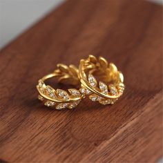 Small Earrings Gold, Gold Earrings Indian, Gold Earrings Models, Gold Jewellry, Prom Accessories, Fancy Jewellery Designs, Golden Leaf, Gold Ring Designs, Earrings Design