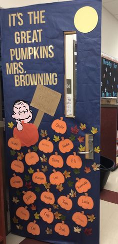 a bulletin board with pumpkins on it in the middle of a classroom hallway that reads, it's the great pumpkins mrs browning