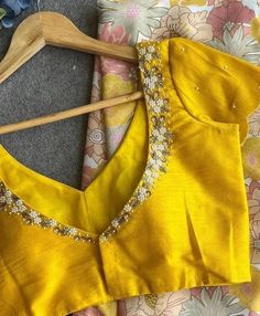 Yellow Work Blouse Designs, Gold Colour Blouse Designs, Hand Work Embroidery Blouse, Yellow Blouse Design, Bridal Blouse Designs Simple, Simple Blouse Designs For Saree, Simple Embroidery Designs Blouse, Yellow Blouse Designs, Blouse Designs High Neck