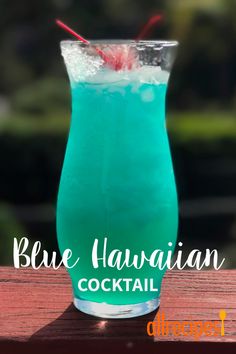 Blue Hawaiian Cocktail, Cocktails Made With Rum, Malibu Drinks, Hawaiian Cocktails, Raspberry Vodka, Malibu Rum, Tiki Cocktails