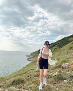 Mountains Outfits Summer, Outfit Ideas For Hiking Summer, Hiking Ootd Summer, Hiking Beach Outfit, Korean Vacation Outfit, Beach Hiking Outfit, Korean Camping Outfit, Korean Hiking Outfit, Mountain Outfits Summer