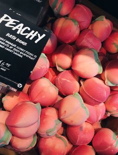 Lush Aesthetic, Săpunuri Handmade, Lush Products, Lush Bath, Peach Aesthetic, Lush Cosmetics, Bath Bomb, Body Skin, Smell Good