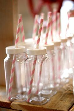 there are many glasses with straws in them