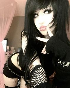 Goth Poses Reference, Myspace Poses, Cute Emo Fits, Goth Female Oc, Alt Baddie Aesthetic, Alt Pic Ideas, Emo Selfie Poses, Racoon Tail Hair Emo, Scene Black Woman