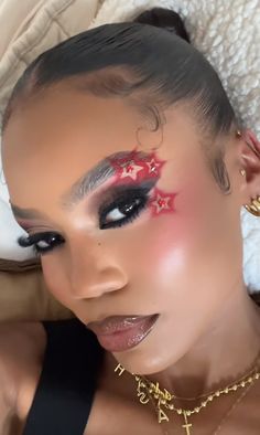 Wing Eye Makeup Looks, Dess Dior Makeup Looks, Red Makeup Looks Black Women, Cool Makeup Looks Creative, Game Day Makeup, Pearl Makeup Looks, New Years Eve Makeup Ideas, Red Eyeshadow Looks, Colorful Makeup Looks